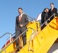 Su Alteza Real el Príncipe de Asturias desciende del avión Real a su llegada a Asunción